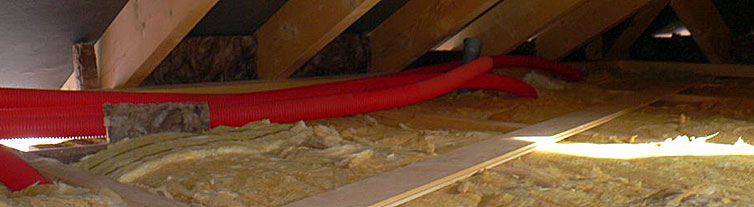 Beispiel für fehlerhaft verlegte Lüftungsleitungen - Leitungen nicht gedämmt