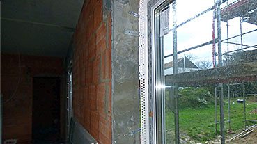 Beispiel für fehlerhaft ausgeführte luftichte Abklebung der Fenster