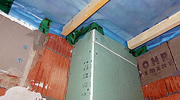 Beispiel für falsche Ausführung der Dampfsperre - eine luftdichte Ebene ist hinter dem Trockenbau auszuführen